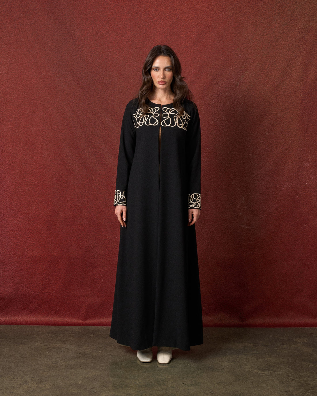 Buy online: the Trace abaya by Le Reflet, premium quality with elegant tailoring. Trending design, fast home delivery across Qatar and Doha.