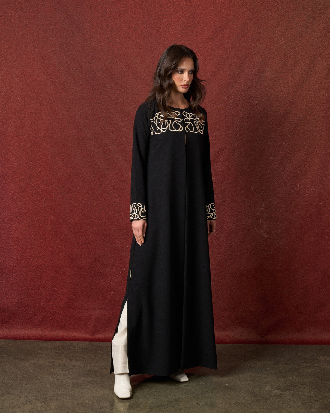 Buy online: the Trace abaya by Le Reflet, premium quality with elegant tailoring. Trending design, fast home delivery across Qatar and Doha.