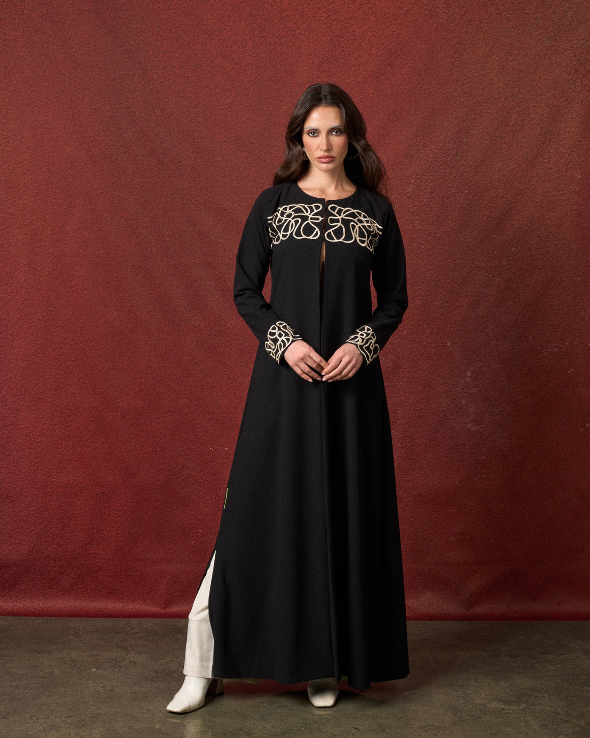 Buy online: the Trace abaya by Le Reflet, premium quality with elegant tailoring. Trending design, fast home delivery across Qatar and Doha.