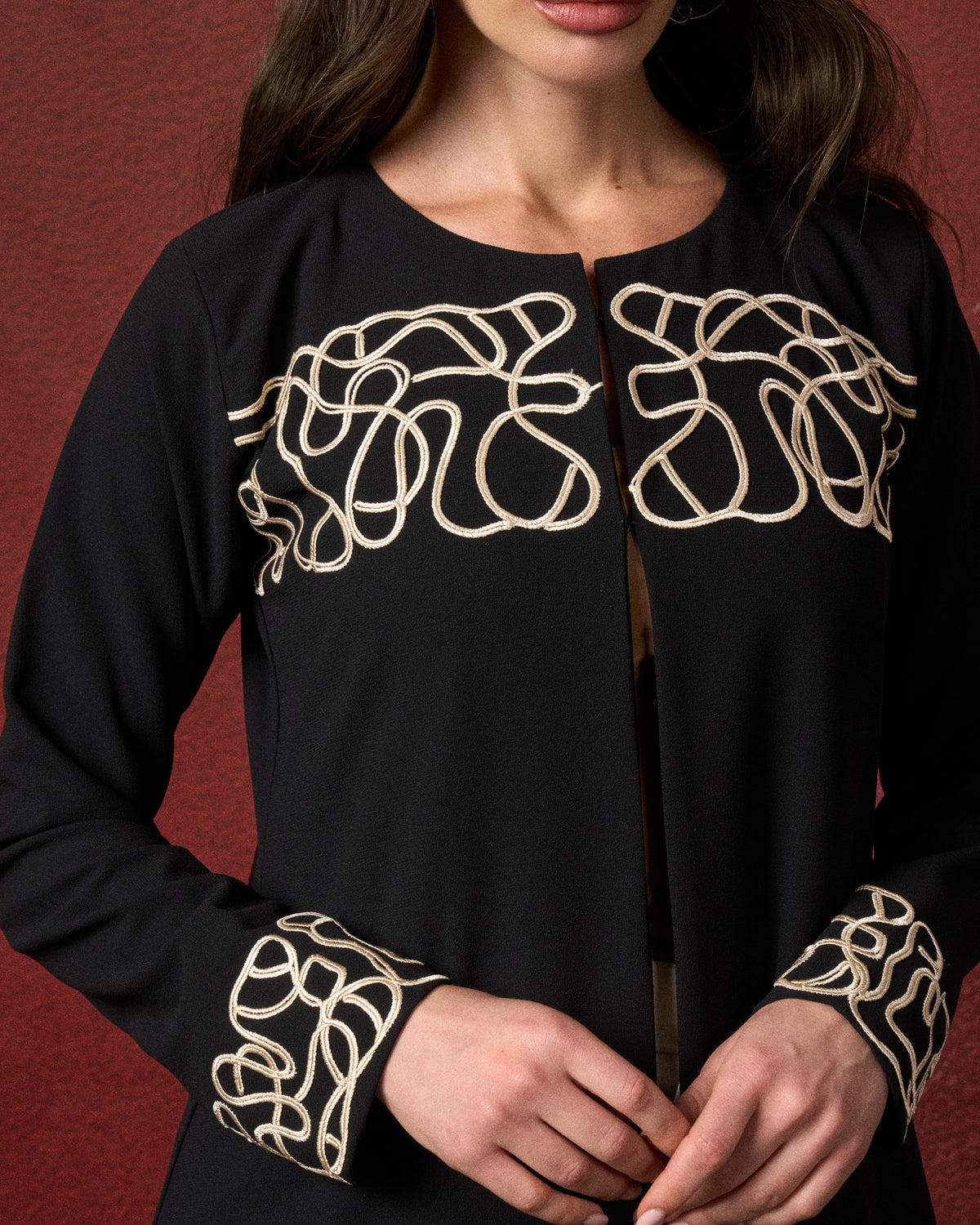Buy online: the Trace abaya by Le Reflet, premium quality with elegant tailoring. Trending design, fast home delivery across Qatar and Doha.