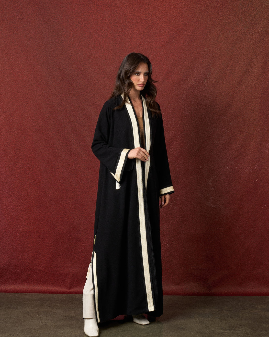 Buy online: the Twist abaya by Le Reflet, premium quality with a modern twist detail. Trending design, fast home delivery across Qatar and Doha.