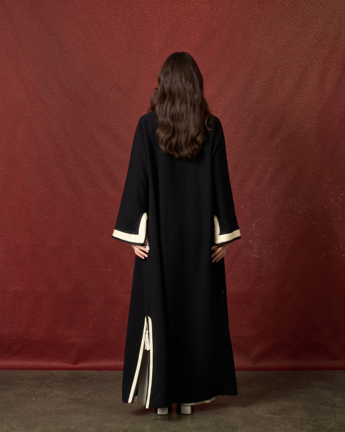Buy online: the Twist abaya by Le Reflet, premium quality with a modern twist detail. Trending design, fast home delivery across Qatar and Doha.