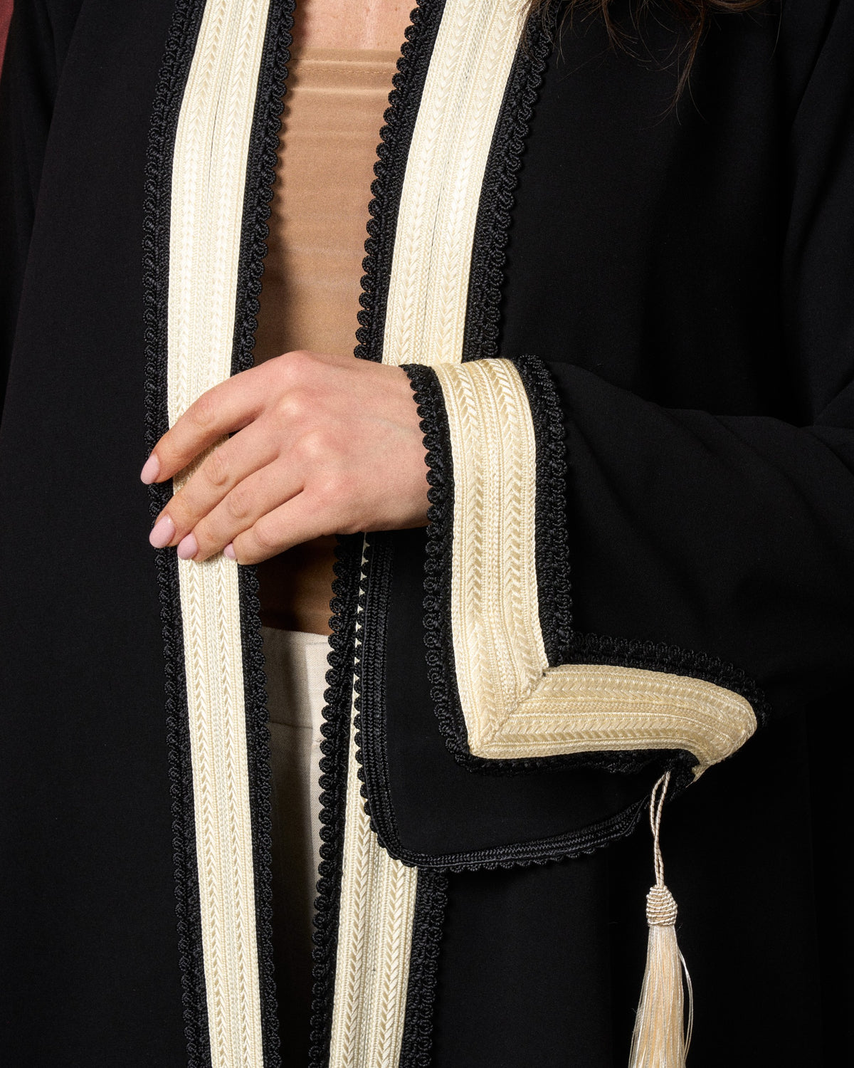 Buy online: the Twist abaya by Le Reflet, premium quality with a modern twist detail. Trending design, fast home delivery across Qatar and Doha.